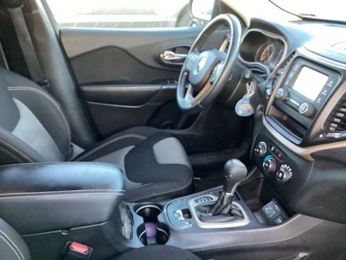Used 2015 Jeep Cherokee Sport FWD image 19