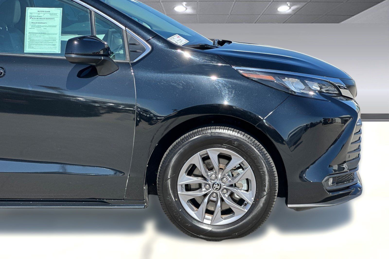 Used 2026 Toyota Sienna XLE FWD image 35