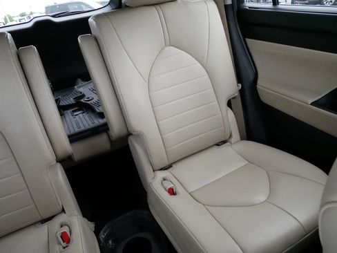 Used 2024 Toyota Highlander XLE AWD/4WD image 14