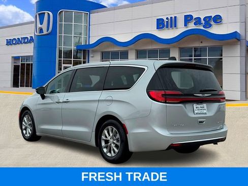 Used 2026 Chrysler Pacifica Limited image 3