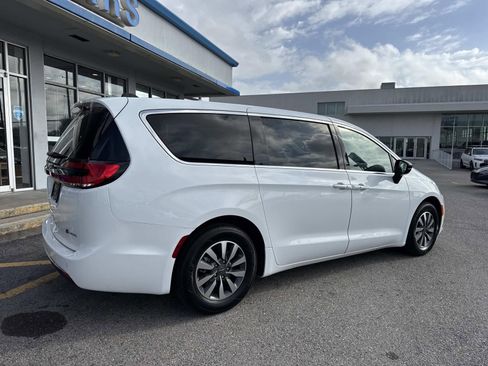 Used 2024 Chrysler Pacifica Limited FWD image 8