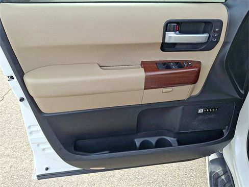 Used 2014 Toyota Sequoia Platinum image 10