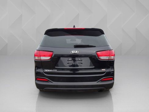 Used 2017 Kia Sorento LX w/ LX Convenience Package image 4