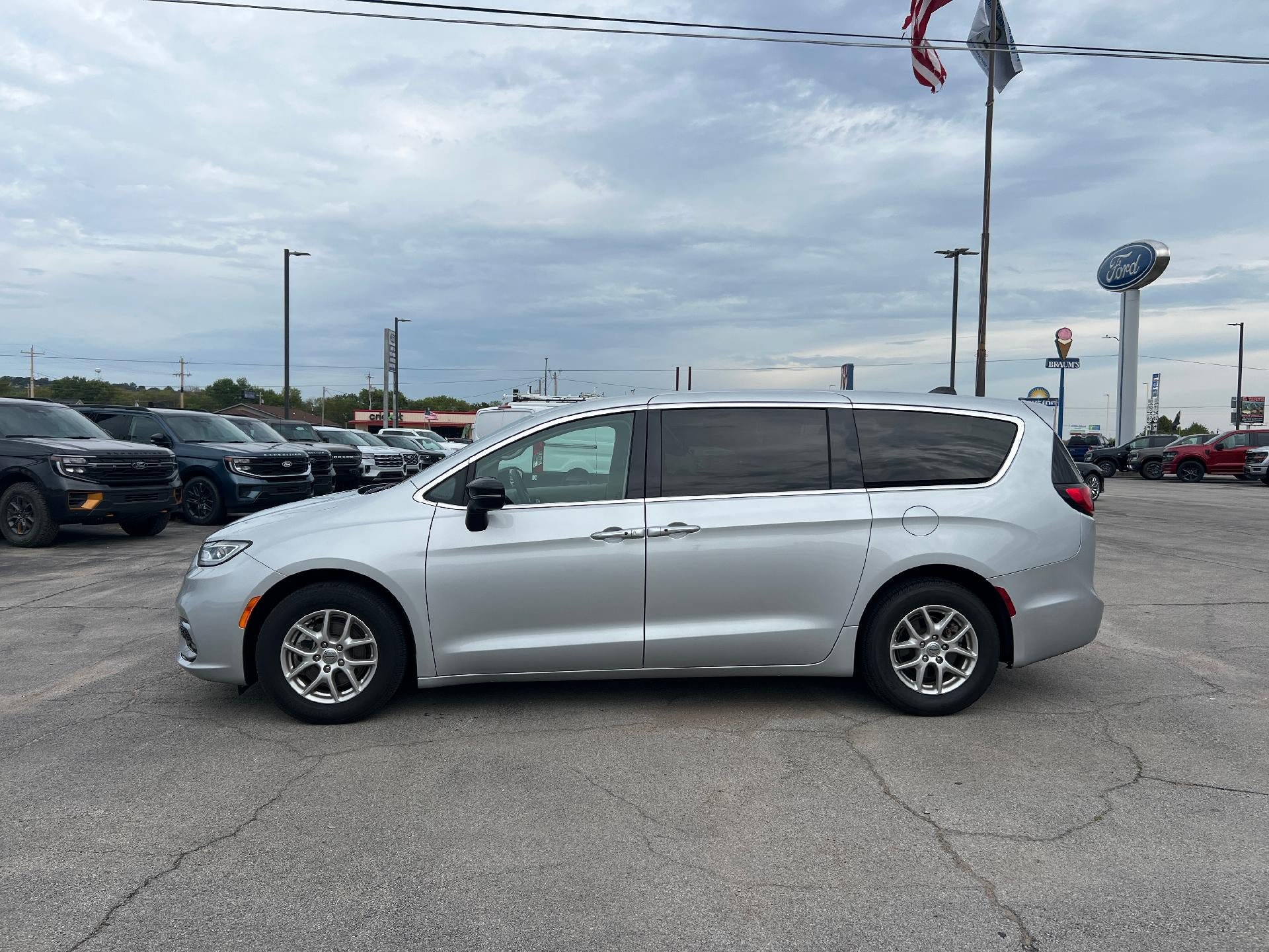 Used 2024 Chrysler Pacifica Touring-L FWD image 6