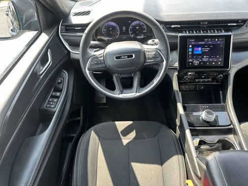 Used 2024 Jeep Grand Cherokee Laredo w/ Luxury Tech Group I AWD/4WD image 17