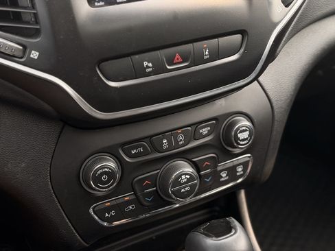 Used 2020 Jeep Cherokee Latitude Plus AWD/4WD image 14
