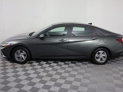Certified 2024 Hyundai Elantra SE FWD image 5
