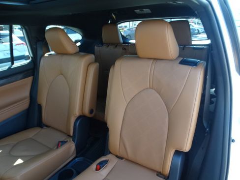 New 2026 Toyota Highlander Platinum image 12