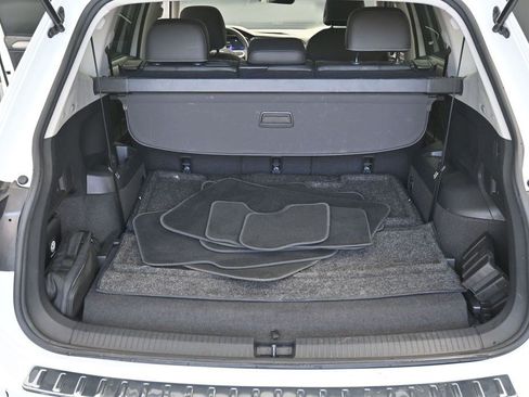 Used 2023 Volkswagen Tiguan SE w/ Panoramic Sunroof Package FWD image 9