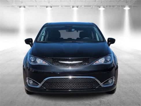 Used 2020 Chrysler Pacifica Touring image 3