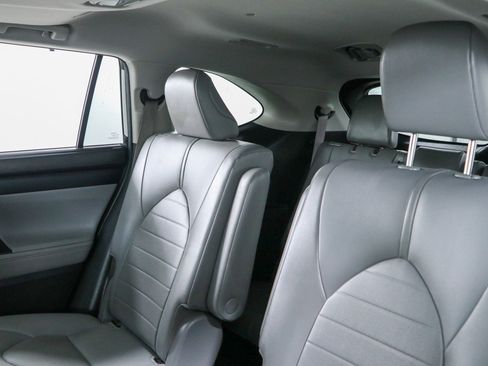 Used 2021 Toyota Highlander XLE FWD image 25