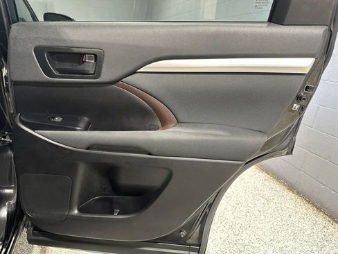 Used 2019 Toyota Highlander LE AWD/4WD image 18