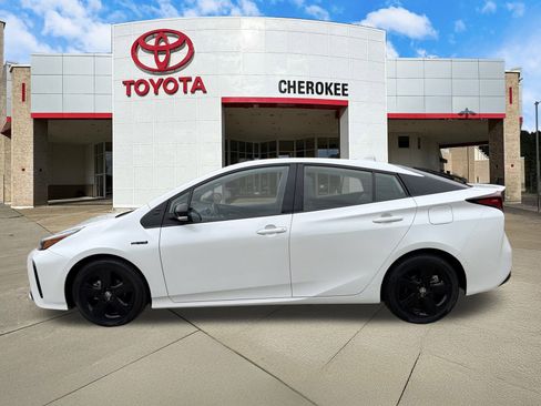Used 2021 Toyota Prius LE image 8