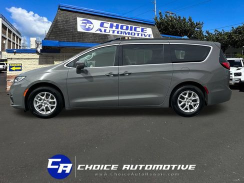 Used 2022 Chrysler Pacifica Touring-L FWD image 3