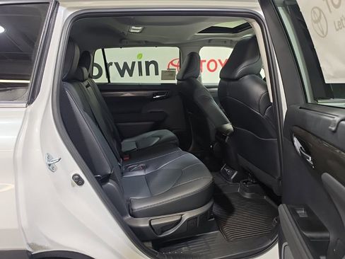 Used 2026 Toyota Highlander Limited AWD/4WD image 14