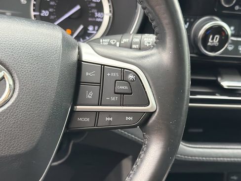 Used 2022 Toyota Highlander XLE FWD image 28