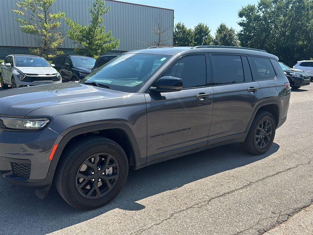 Used 2024 Jeep Grand Cherokee L Laredo AWD/4WD image 8