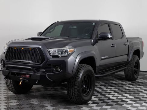 Used 2017 Toyota Tacoma TRD Sport w/ Tow Package (A/T) image 2