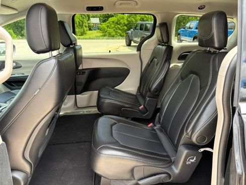 Used 2023 Chrysler Pacifica Touring-L FWD image 9