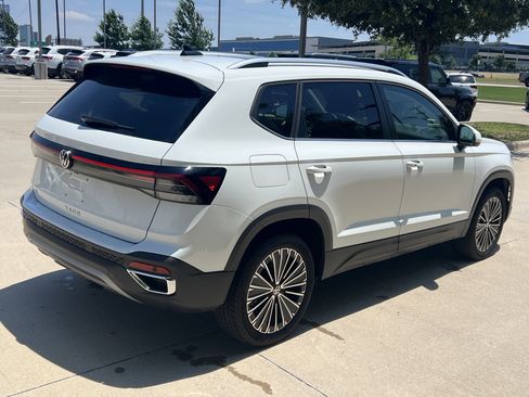 Used 2025 Volkswagen Taos SE w/ Panoramic Sunroof Package FWD image 10