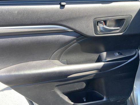 Used 2019 Toyota Highlander SE AWD/4WD image 35