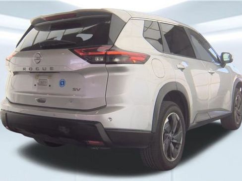 Used 2024 Nissan Rogue SV FWD image 6