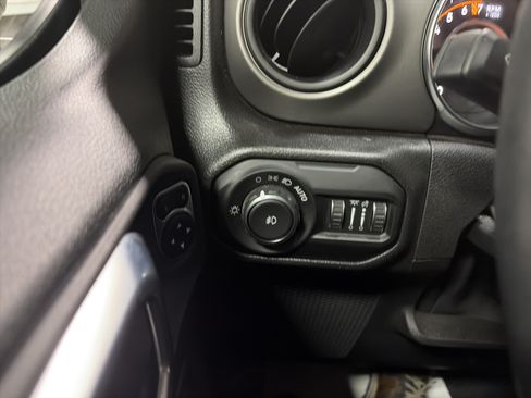 Used 2022 Jeep Wrangler Sport AWD/4WD image 17