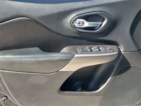 Used 2020 Jeep Cherokee Latitude Plus image 21