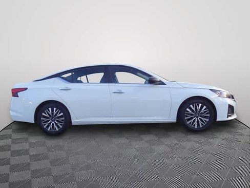 Used 2025 Nissan Altima 2.5 SV FWD image 4