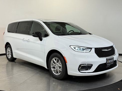 New 2026 Chrysler Pacifica Select image 1