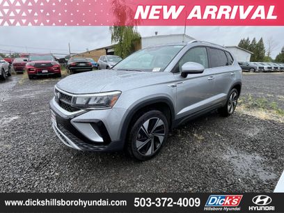 Used 2024 Volkswagen Taos SE w/ Panoramic Sunroof Package
