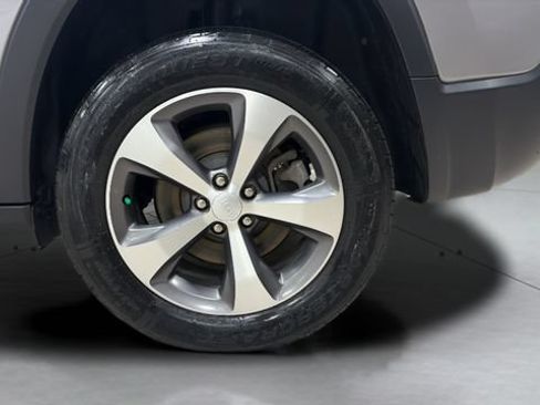Used 2020 Jeep Cherokee Limited AWD/4WD image 29