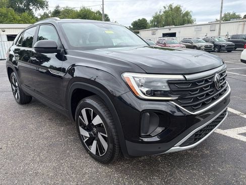 Used 2024 Volkswagen Atlas Cross Sport SE FWD image 1