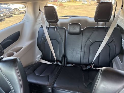 Used 2023 Chrysler Pacifica Touring-L FWD image 23