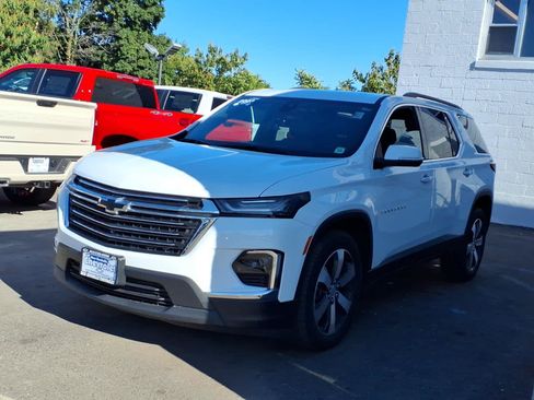 Used 2023 Chevrolet Traverse LT w/ LT Premium Package AWD/4WD image 3