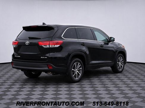 Used 2017 Toyota Highlander XLE AWD/4WD image 2