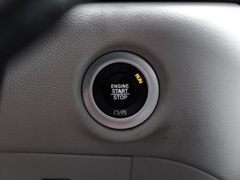 Used 2021 Chrysler Pacifica Touring-L FWD image 17