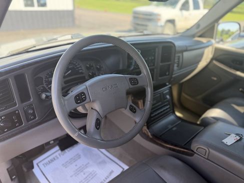 Used 2005 GMC Yukon Denali AWD/4WD image 25