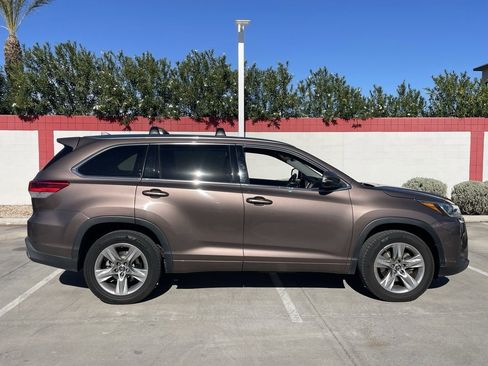 Used 2017 Toyota Highlander Limited image 3