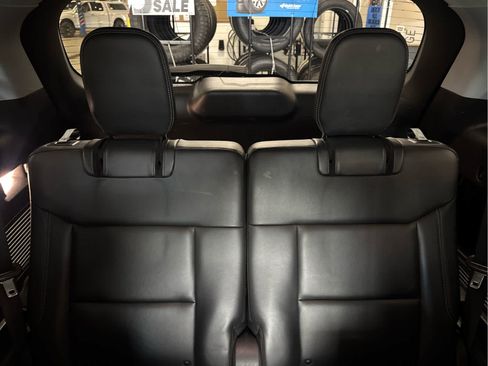 Used 2022 Ford Explorer XLT w/ Equipment Group 202A AWD/4WD image 35