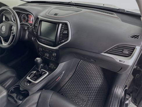 Used 2018 Jeep Cherokee Trailhawk w/ Quick Order Package 27L image 28