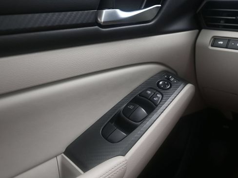 Used 2025 Nissan Altima 2.5 SV FWD image 25