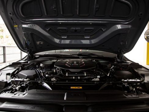 Certified 2025 BMW M5 w/ Carbon Package image 40