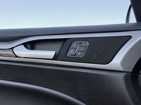 Used 2018 Ford Fusion SE w/ Equipment Group 602A FWD image 12