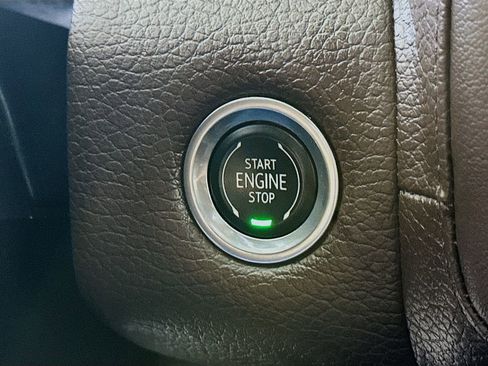 Used 2022 GMC Yukon XL Denali w/ Denali Premium Package AWD/4WD image 26