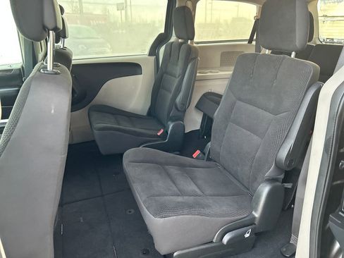 Used 2019 Dodge Grand Caravan SE w/ UConnect Hands-Free Group image 19