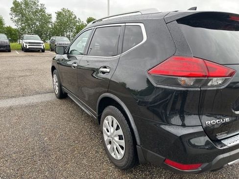 Used 2017 Nissan Rogue S w/ Appearance Package AWD/4WD image 4