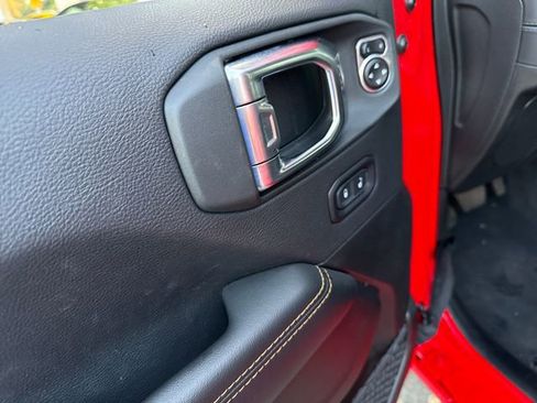 Used 2025 Jeep Wrangler Unlimited Sahara w/ Safety Group image 11