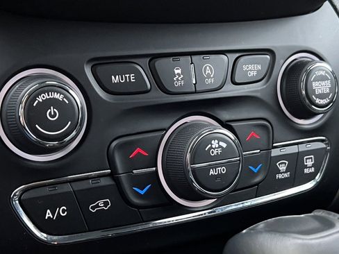 Used 2022 Jeep Cherokee Trailhawk w/ Comfort/Convenience Group image 28