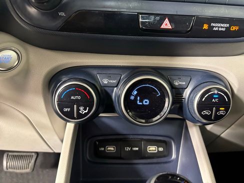 Used 2022 Hyundai Venue Limited image 15